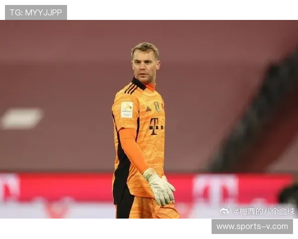 儿童球迷高举标语,致敬诺伊尔二十年生涯 儿童球迷高举标语,致敬诺伊尔二十年生涯